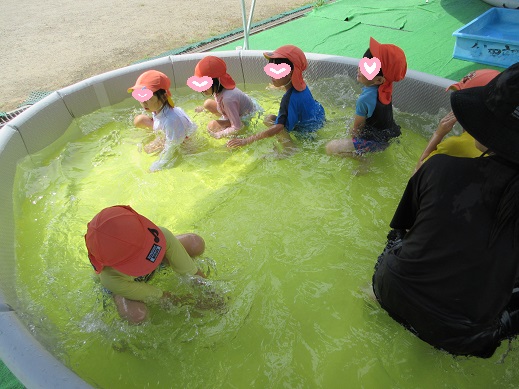 あひる歩きを楽しむ5歳児