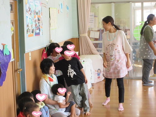 りんごの絵をタッチする5歳児