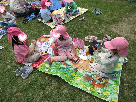 所庭で嬉しそうに食べる5歳児