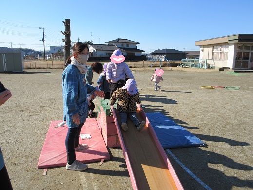 滑り台のジェットコースターを「もういっかい」と何度も楽しむこどもたち