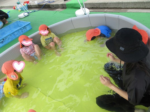 水面に顔をつける5歳児