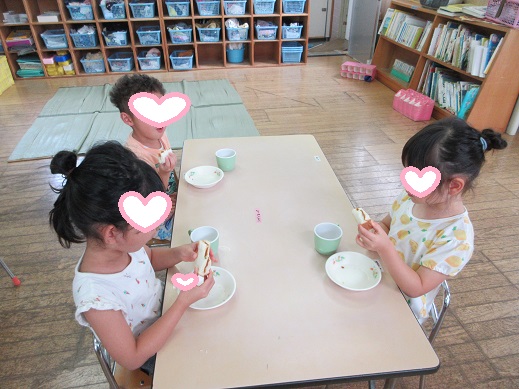 喜んで食べる子どもたち