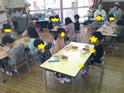 「コロッケおいしすぎる。もやしの髪の毛もおいしい」と喜んで食べる5歳児