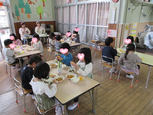 すみれ組に進級し楽し気に給食を食べる子どもたち
