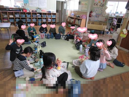 楽しくお弁当を食べるすみれ組
