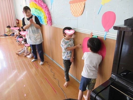 りんごの絵をタッチする5歳児