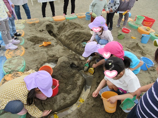 砂遊びをする子どもたち