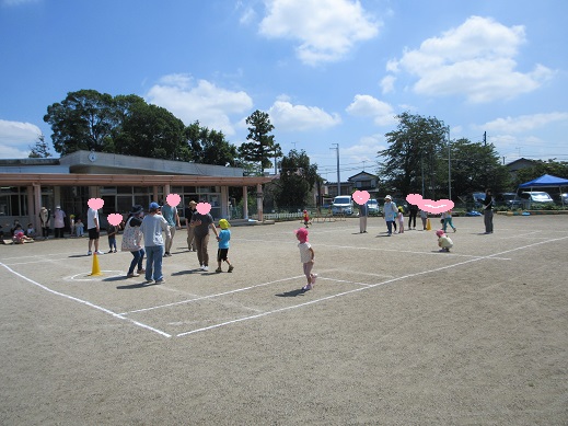 親子でスポーツ鬼ごっこがスタートした場面