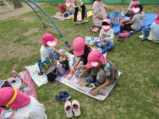 所庭で食べるすみれ組