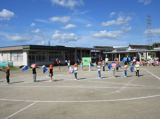 カラーフラックで踊る5歳児