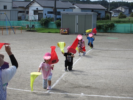 色とりどりの旗をなびかせる5歳児
