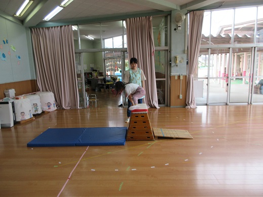 5段の跳び箱に挑戦する5歳児