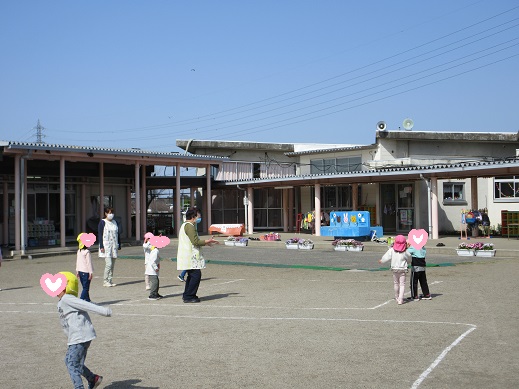 ドッチボールを楽しむ5歳児すみれ組