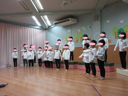 手話歌を歌う5歳児