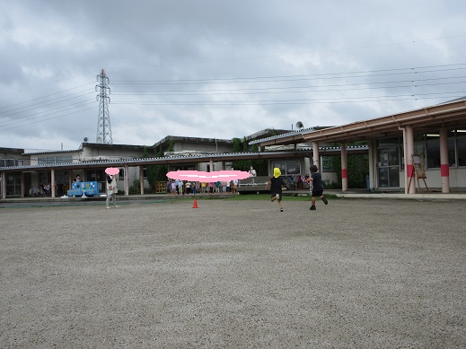 リレーで競い合う5歳児と、応援する3歳児