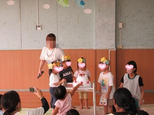 大きなケーキを見て喜ぶ誕生者