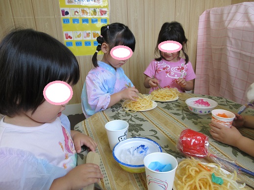 友だちと一緒に縁日で買った焼きそばやかき氷を食べ真似をする様子