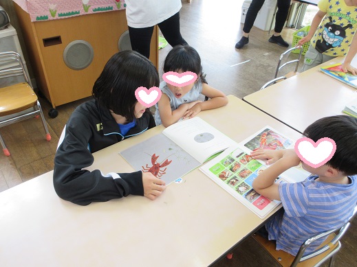 中学生に絵本を読んでもらう4歳児