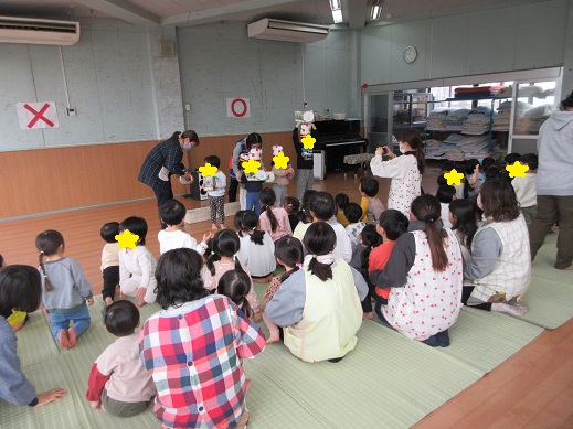 友だちから誕生日プレゼントをもらい喜ぶ様子