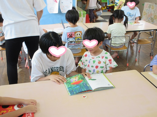 中学生に絵本を読んでもらう4歳児