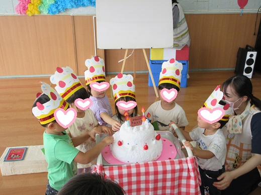 誕生日ケーキを喜ぶ子どもたち