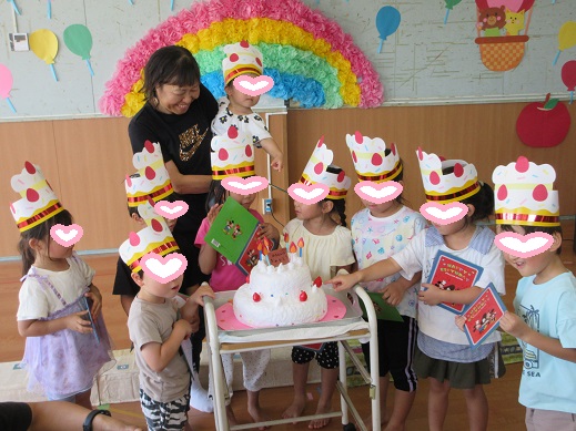 大きなケーキを見て喜ぶ誕生者