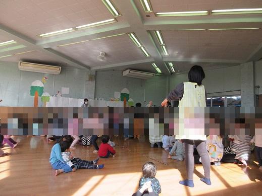 誕生会のお楽しみは、先生の好きな色や好きな給食などを当てる○×ゲームでした。