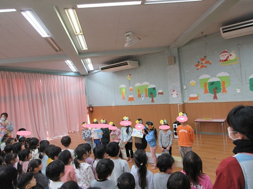 友だちの前に並ぶ12月生まれの子どもたち