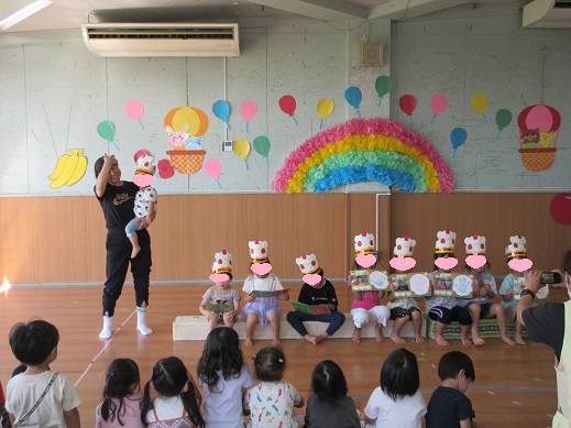嬉しそうにバースデイカードを見せる誕生者