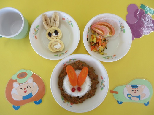 誕生日メニューウサギの顔のドライカレー