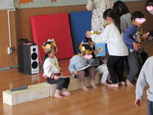 友だちからプレゼントの冠をもらう誕生者