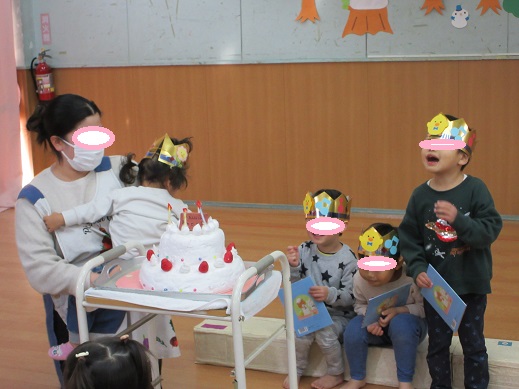 大きなケーキを見て喜ぶ誕生者