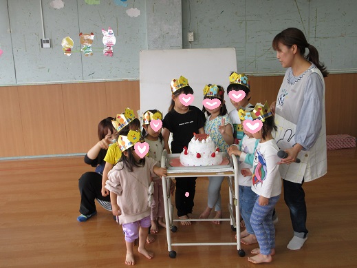 4月生まれの子どもたちが嬉し気に大きなケーキを囲みました。