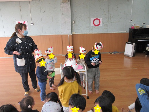 大きな誕生日ケーキを前に喜ぶ子どもたち