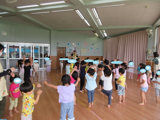 誕生会で盆踊りを楽しむ様子