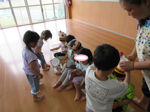 友だちから誕生日の冠とプレゼントをもらっている様子