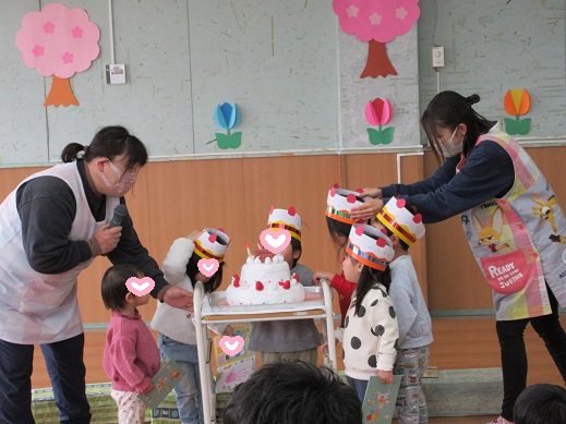 3月生まれの誕生会でケーキを前に写真を撮りました。
