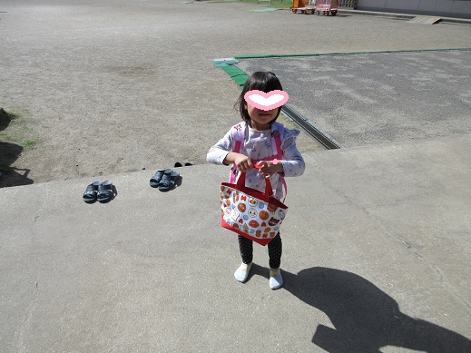 嬉しそうにお弁当を持って登所する3歳児
