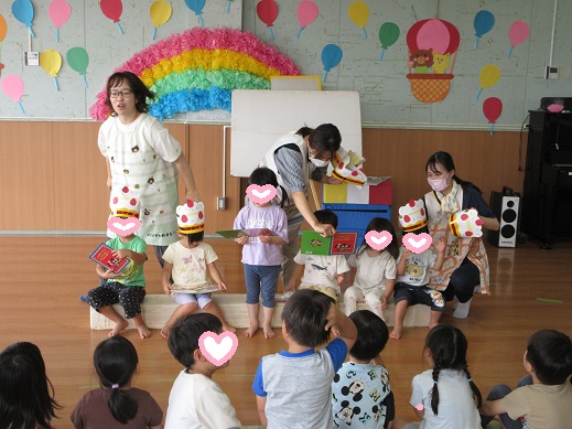 友だちから誕生日プレゼントをもらい喜ぶ様子