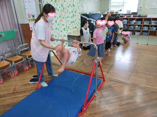 鉄棒に挑戦する5歳児