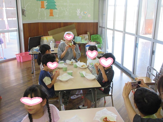 ピザを食べる様子