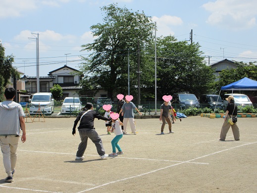 大人も本気で戦う様子