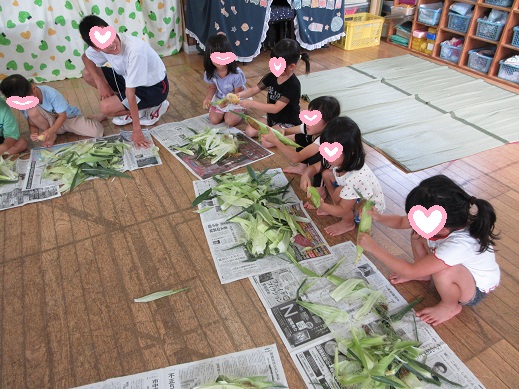 とうもろこしの皮をむいているところ