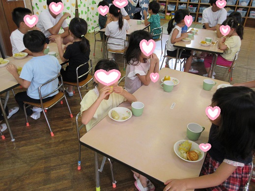 自分たちで育てたとうもろこしの味わう子どもたち