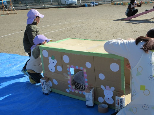 ばら組もも組は、所庭で段ボールトンネルや滑り台で遊園地ごっこを楽しみました。