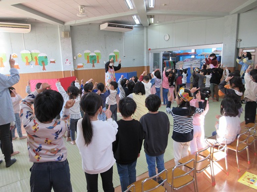 つのつのダンスを楽しむ子どもたち