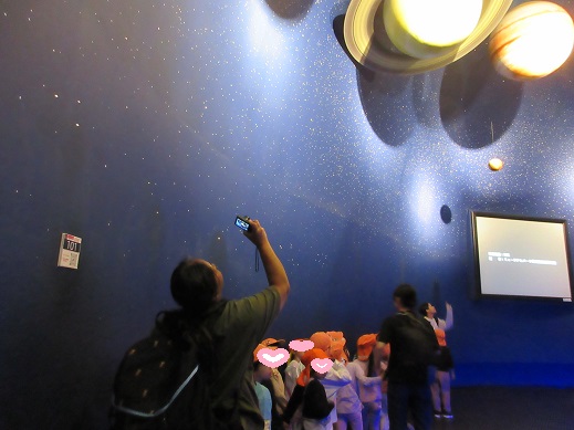 太陽系を見上げる様子