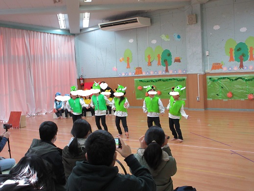 劇ごっこ11ぴきのねこのウヒアハ役を楽しむ4歳児