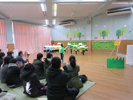 ウヒアハ役の子どもたちが「だるまさんがころんだ」を楽しむ場面