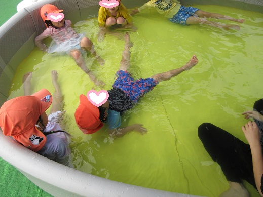 水に浮かぼうとする5歳児
